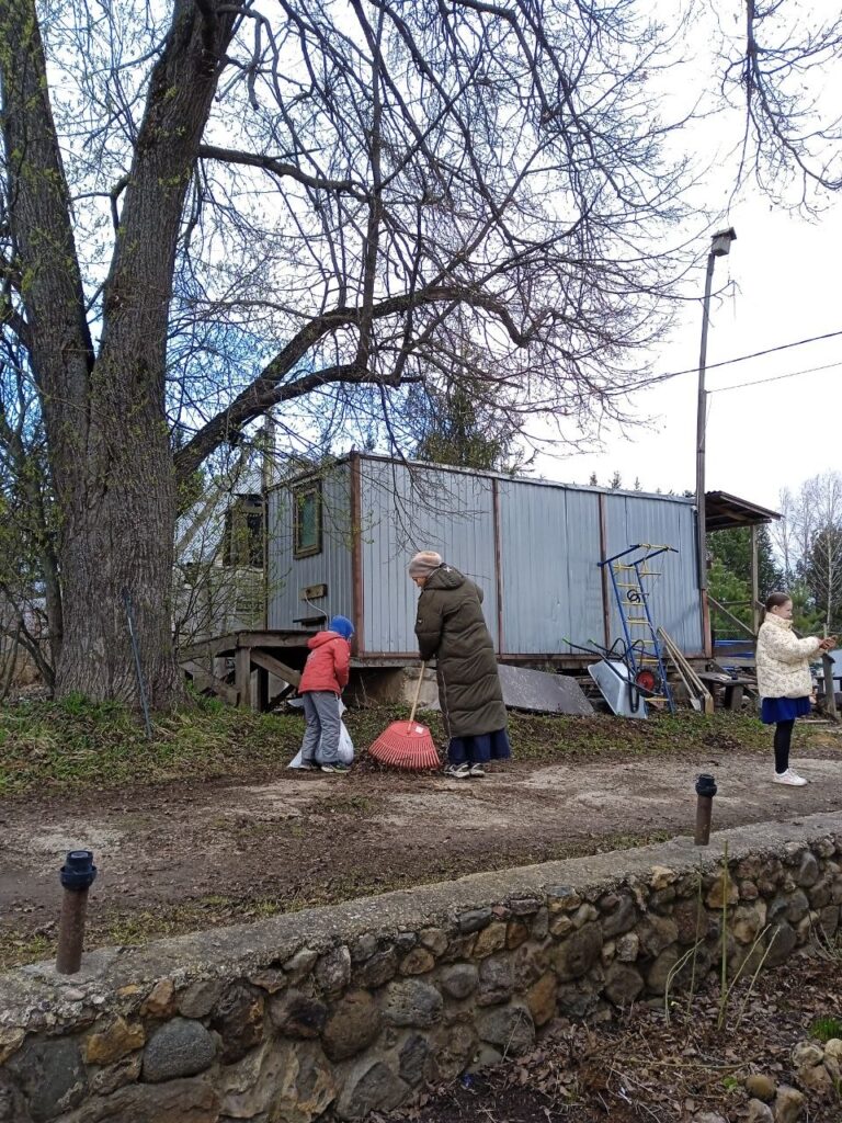 Уборка прихрамовой территории